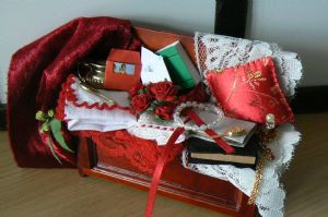 Dressed Memories Chest - Red /Gold